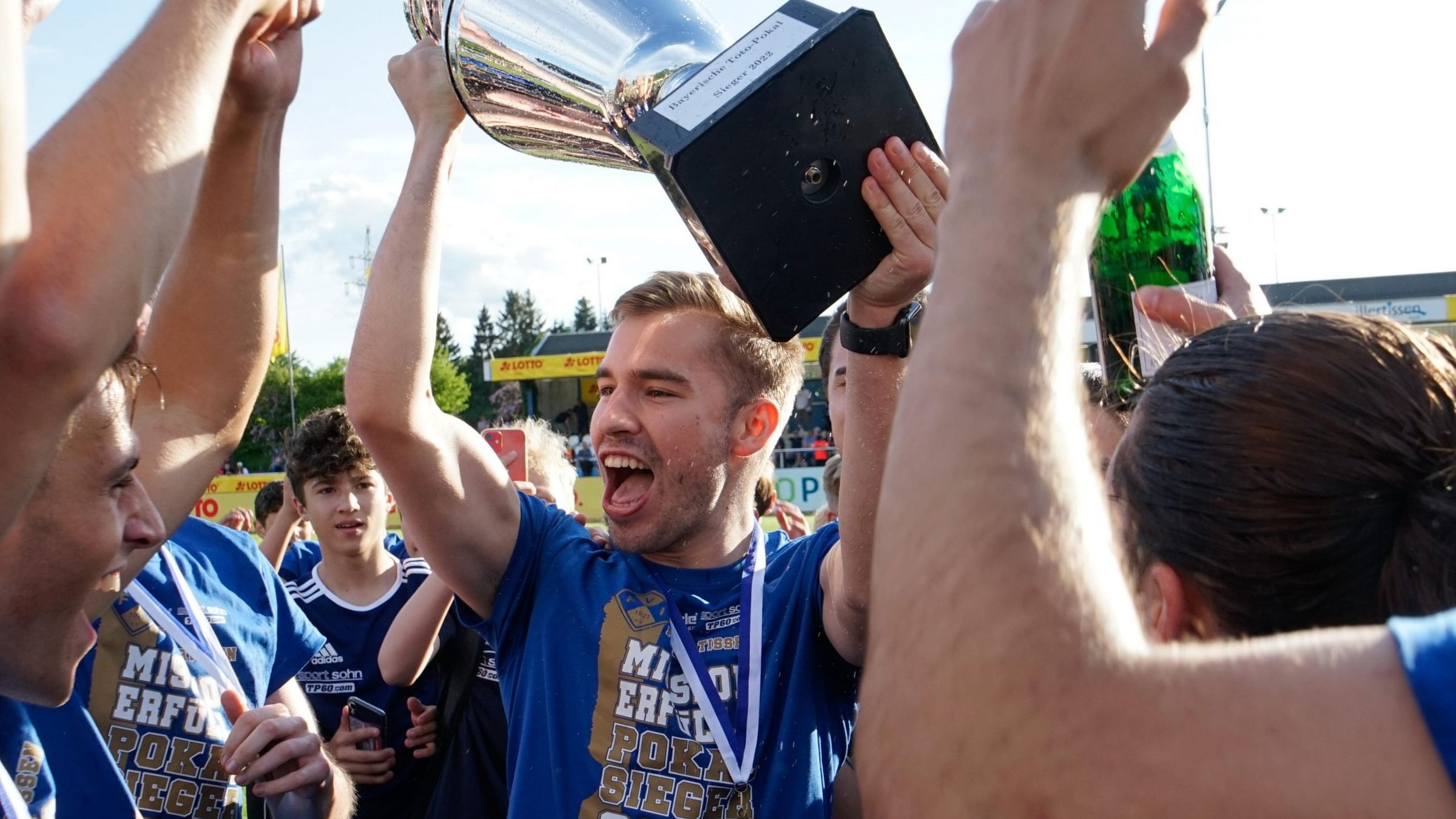 Eigengewächs Max Zeller bejubelt den ersten Toto-Pokalsieg der Vereinsgeschichte